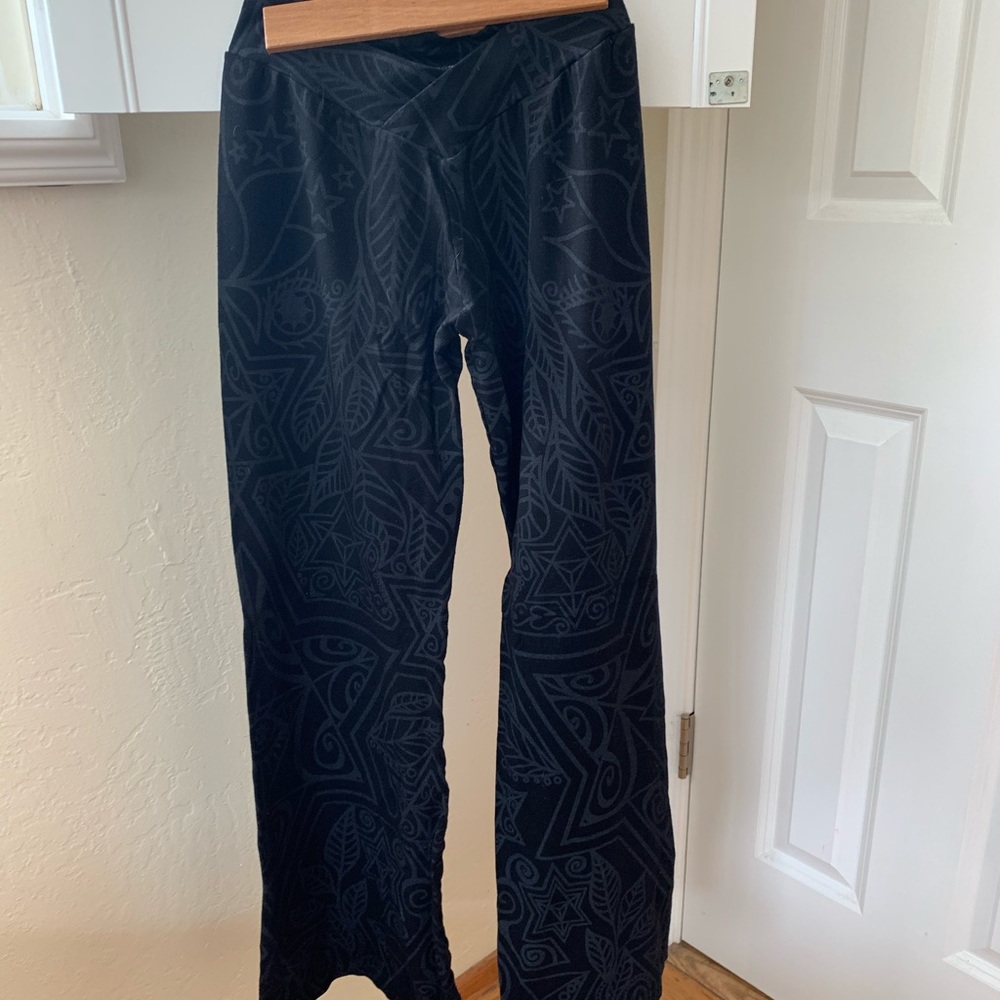 Black patterned wide legged yoga pants